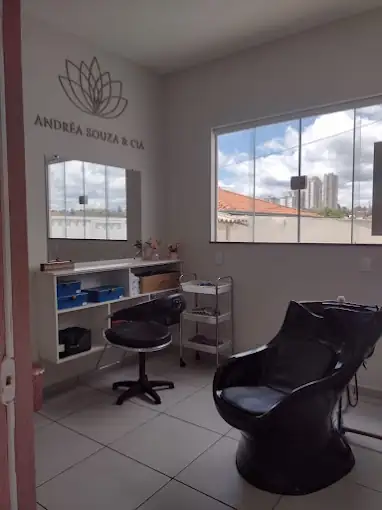 Sala de atendimento com cadeira de lavatório preta e uma janela grande com vista para a cidade